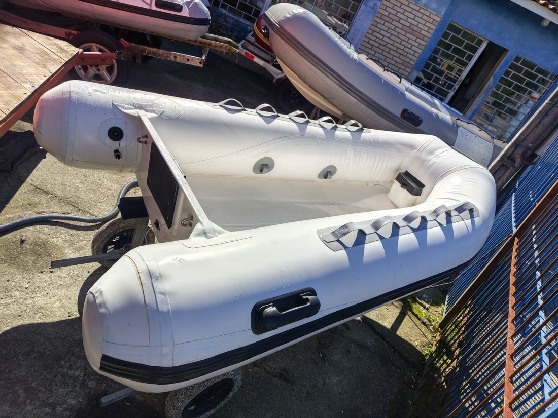 Bote Inflável 2,40 m — Branco à venda — casco rígido e flutuador novo, Trip Nautika Porto Belo SC
